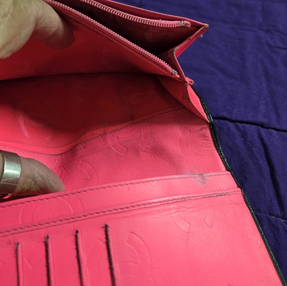 AUTHENTIC CHANEL CAMBON LAMBSKIN BLACK LEATHER WITH WHITE CC'S WALLET - Picture 10 of 11